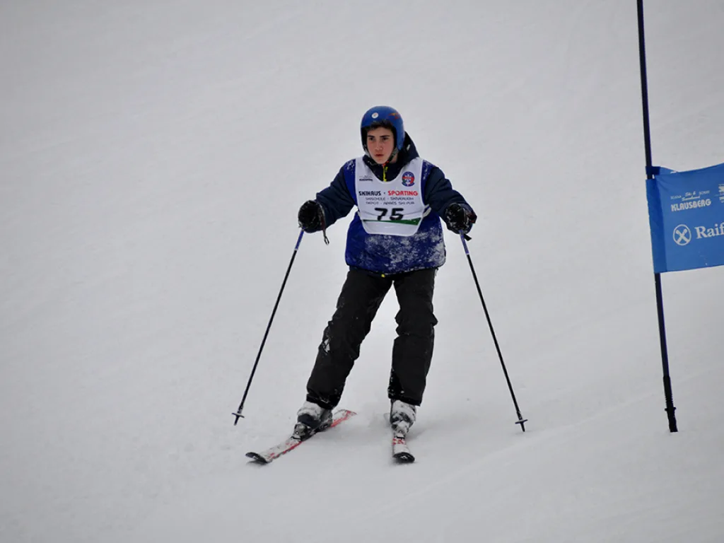 Skifahrerin mit Startnummer 74 auf der Strecke.